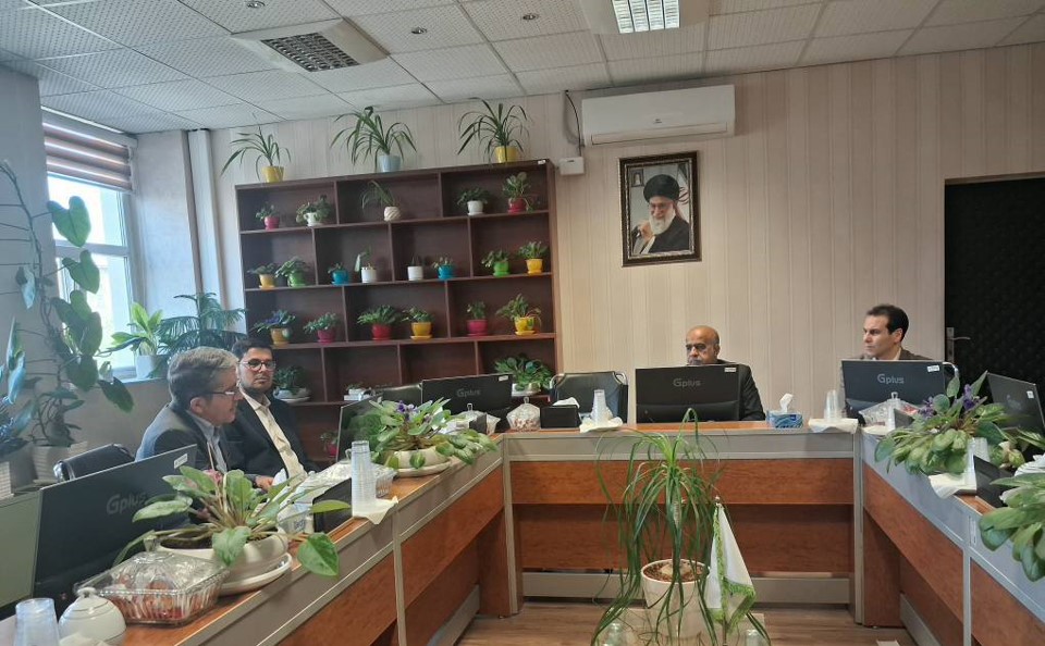 حاضران در نشست